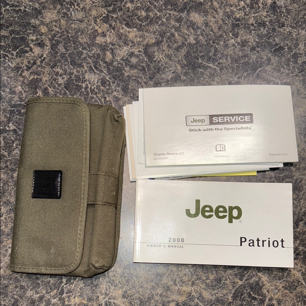 2008 Jeep Patriot Owner's Manual Set with Olive Case